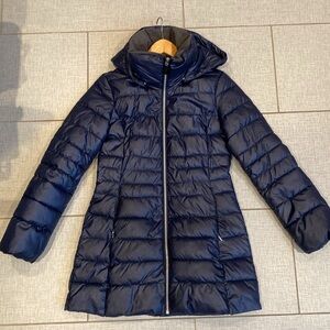 3/4 length polyester filled puffer. Detachable hood.  Fleece lined collar. Navy